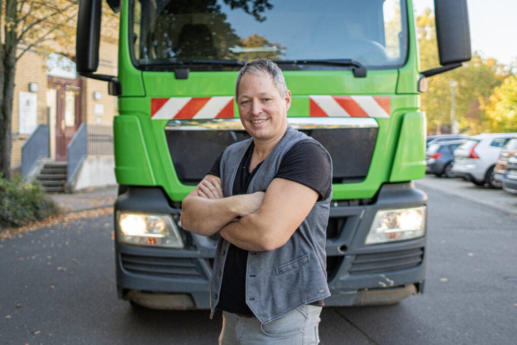 Milo Wonneberger, Inhaber der Technische Rohrreinigung GmbH, vor dem Einsatzfahrzeug in Zwenkau